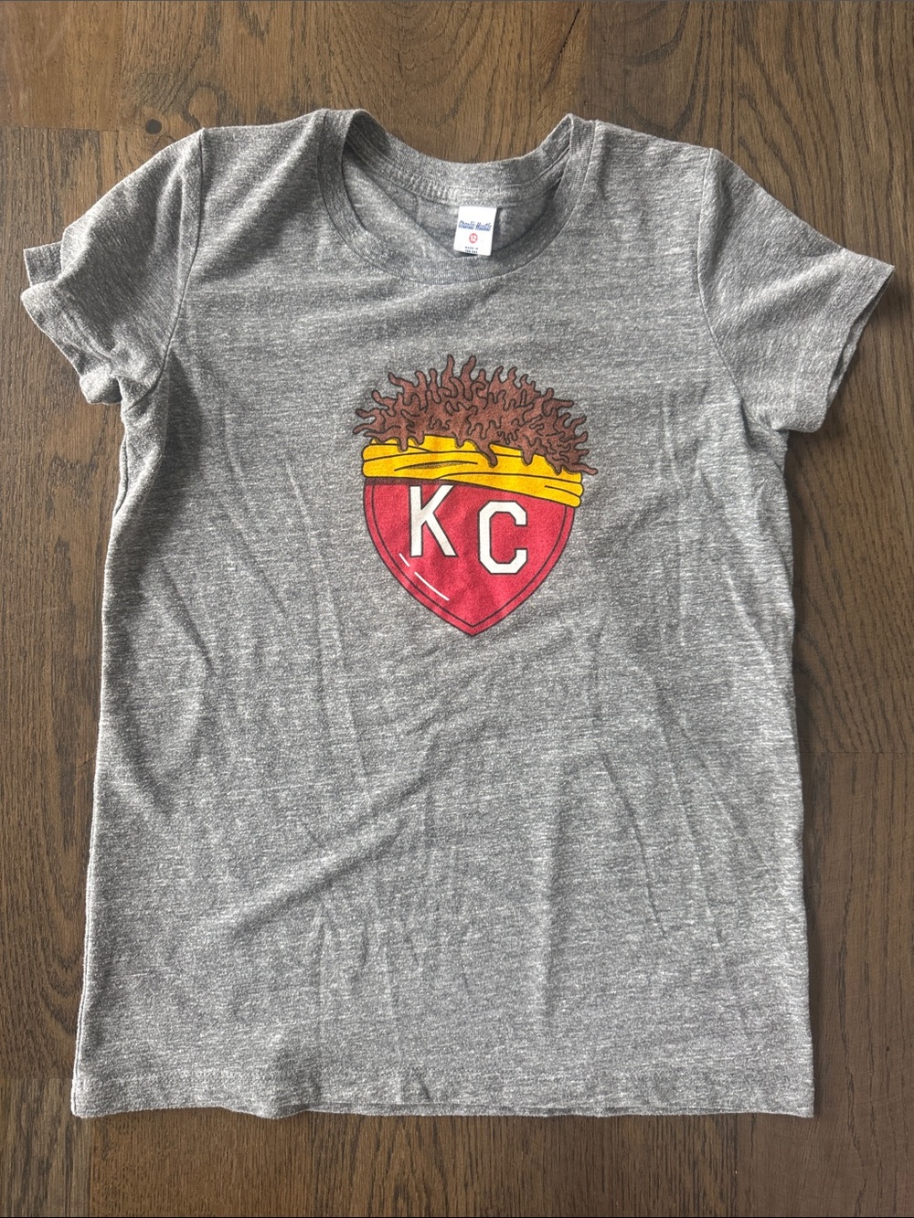 KC  Chiefs Graphic Short Sleeve Tee in Gray